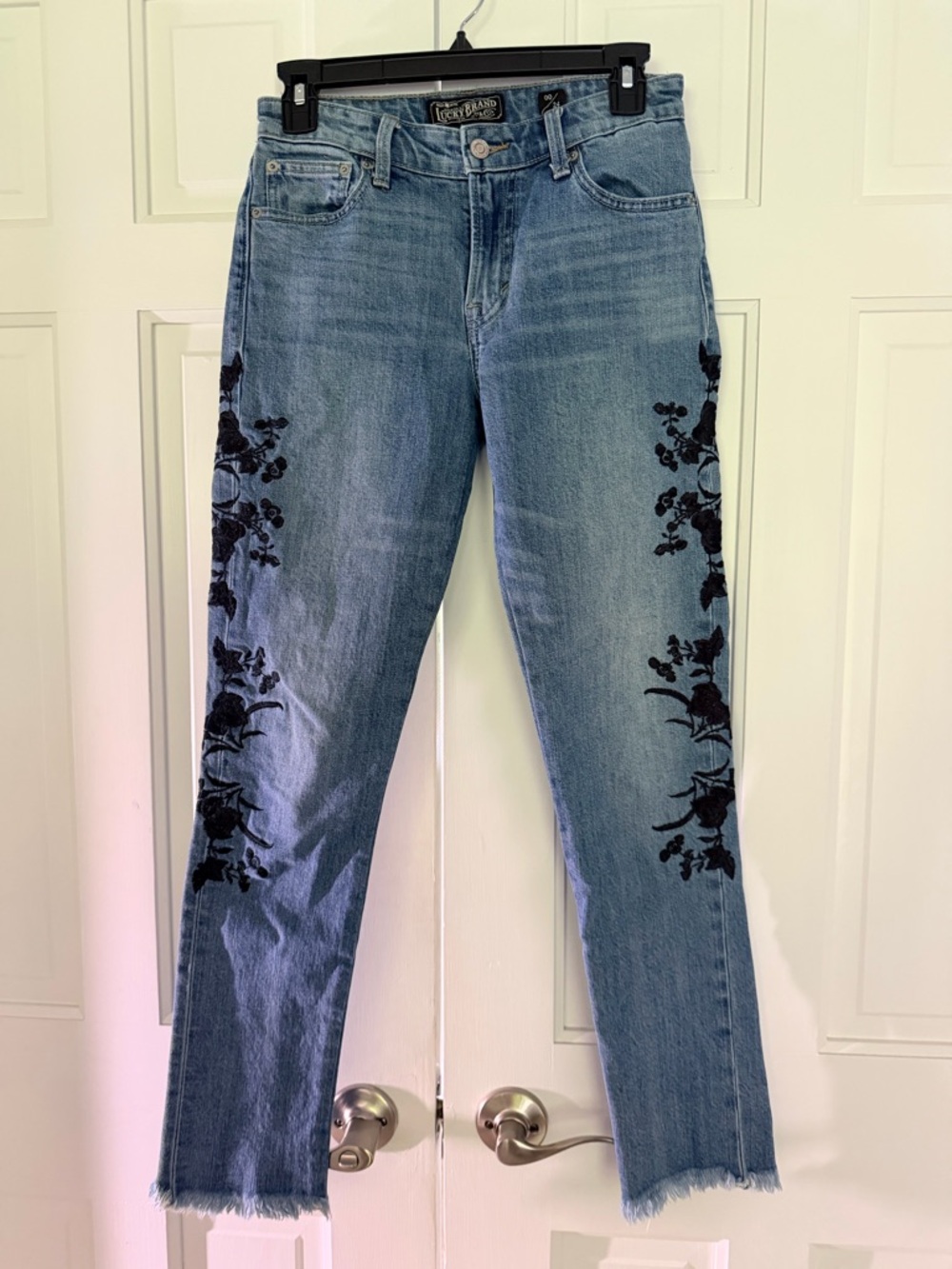 Lucky Brand Embroidered Sienna Slim Boyfriend Jeans. Size 00/24